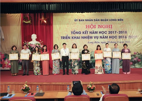 Trường mầm non Hoa Sen vinh dự đón nhận danh hiệu  Tập thể lao động xuất sắc  năm học 2017 - 2018